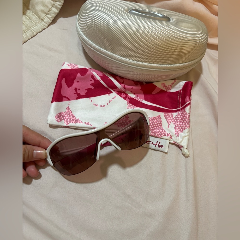 BRAND NEW Oakley Women’s Winter sunglasses 😎